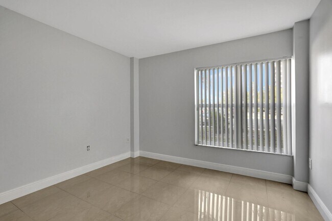 Building Photo - 4156 Inverrary Dr