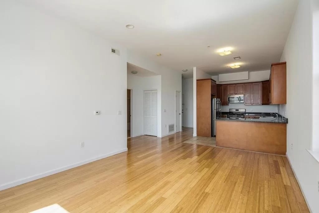 Building Photo - 122 E 55th St