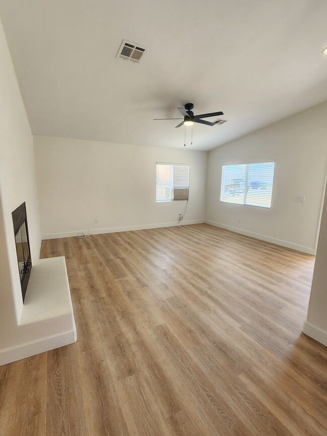 Building Photo - 3 bedroom 2 bathroom close to shops and public transportation