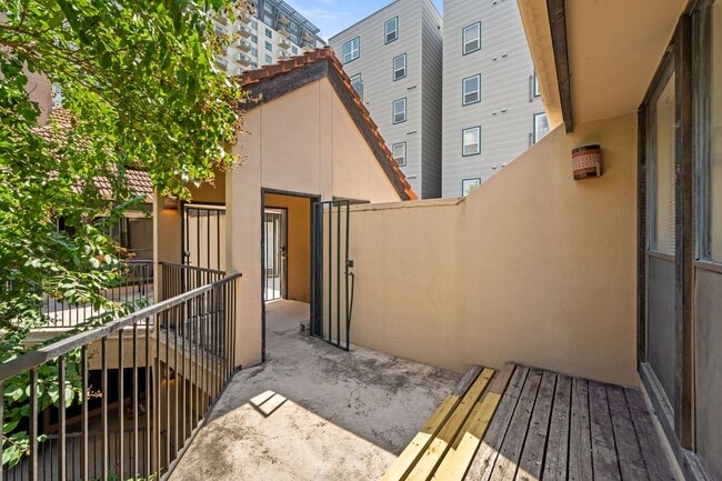 Building Photo - 2x1 West Campus Apartment