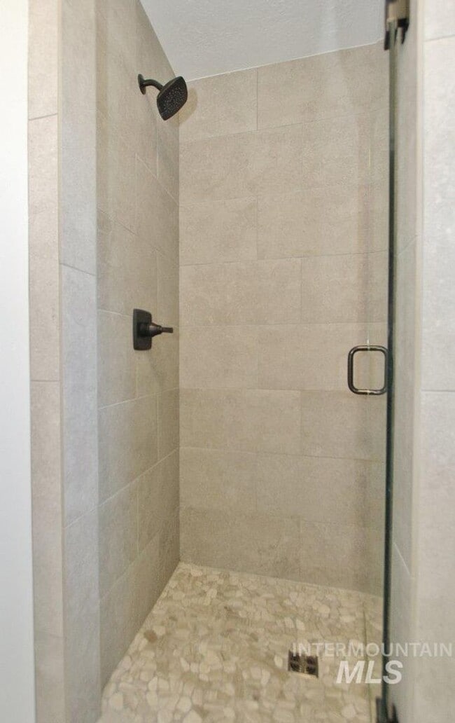 Building Photo - Gorgeous, Sparkling Clean Home, 15 Minutes...