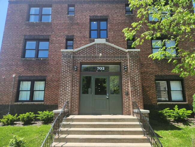 Building Photo - 702 20th St