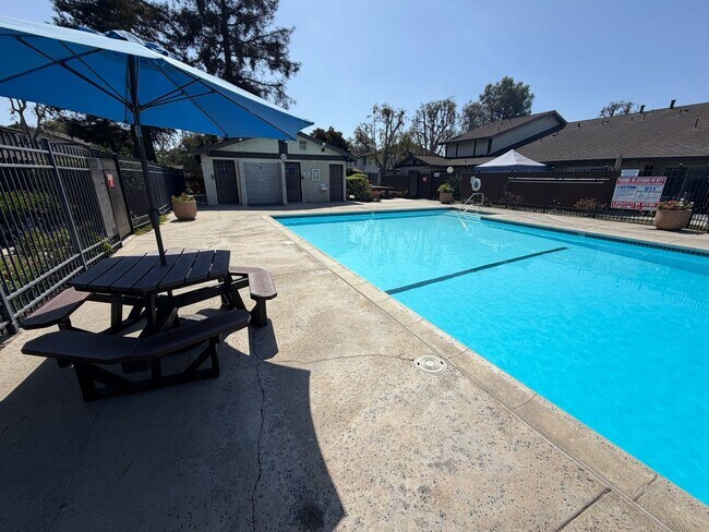 Building Photo - Updated modern townhouse 3 bed 1.5 bath