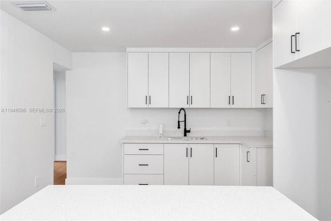 Building Photo - 1046 Jann Ave