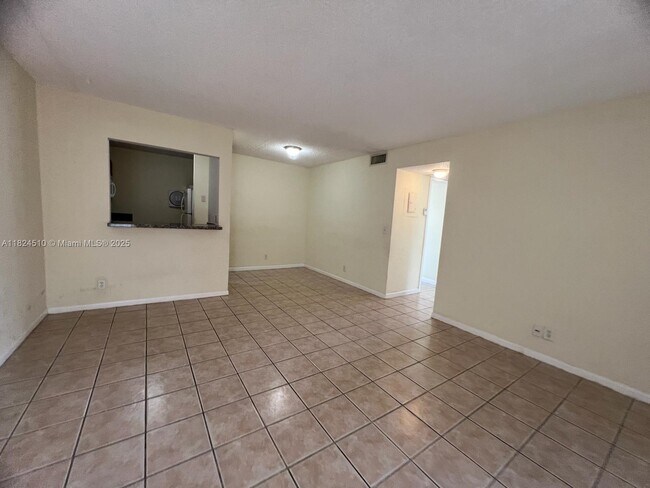 Building Photo - 1025 Twin Lakes Dr