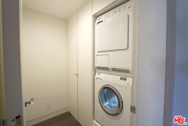 Building Photo - 838 N Doheny Dr
