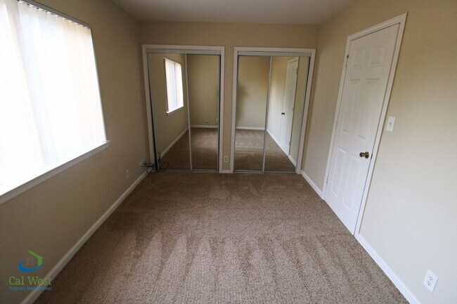 Building Photo - $3,095 2 Bedroom 1.5 Bath Bi-Level Town home