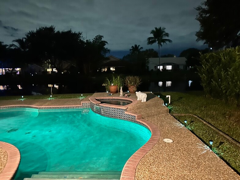 Building Photo - 9481 Oak Grove Cir