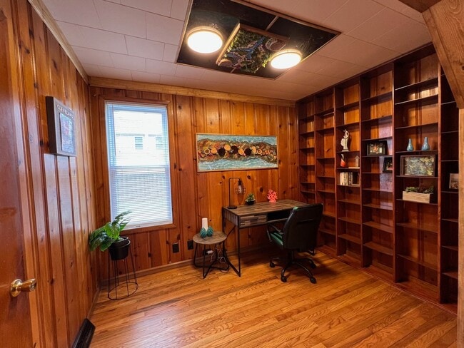 Building Photo - Detroid Shoreway Renovated  4 Bedroom, 2 B...