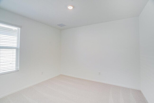 Building Photo - 433 Whoopers Lp