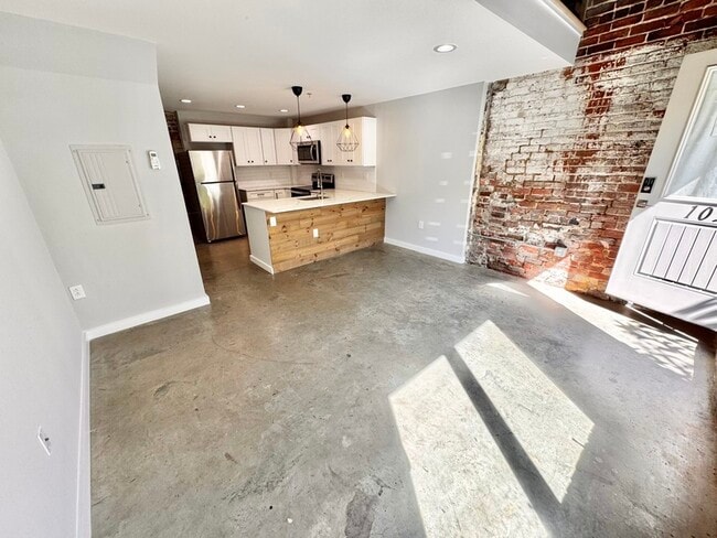 Building Photo - 2712 E Leigh St