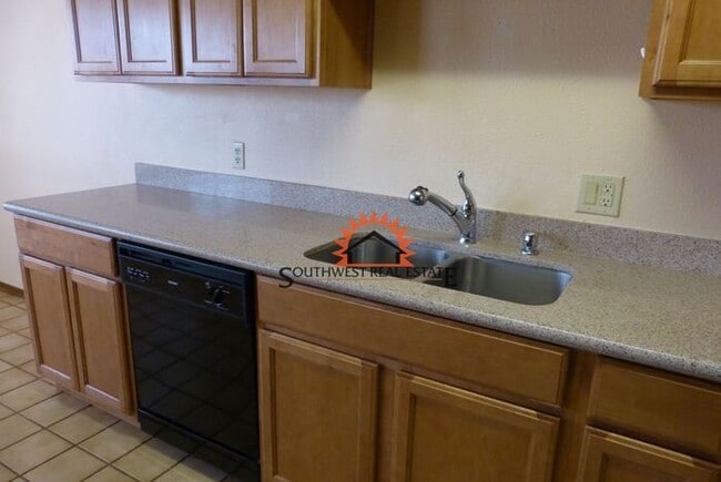 Building Photo - Lovely 3 bedroom 2 bathroom brick home wit...
