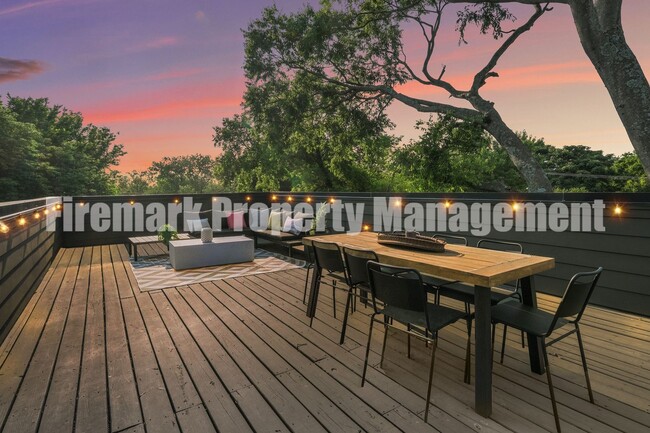 Building Photo - Fully Furnished 5 Bed, 3.5 Bath Located In...