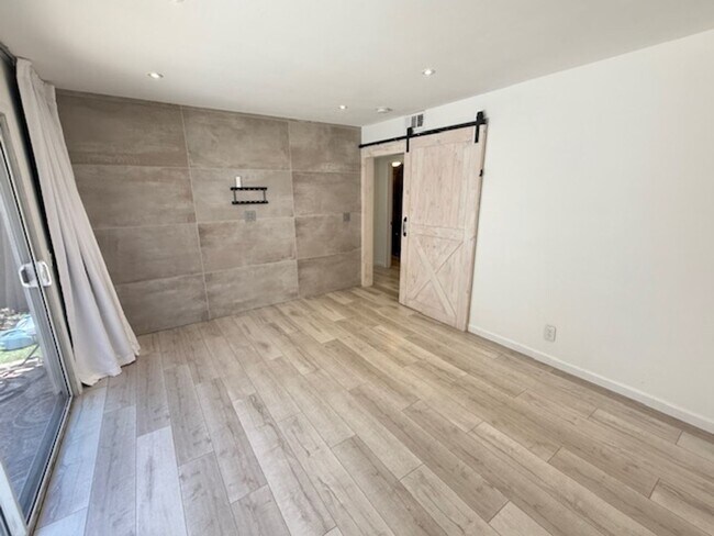 Building Photo - Unique Condo in Huntington Harbor