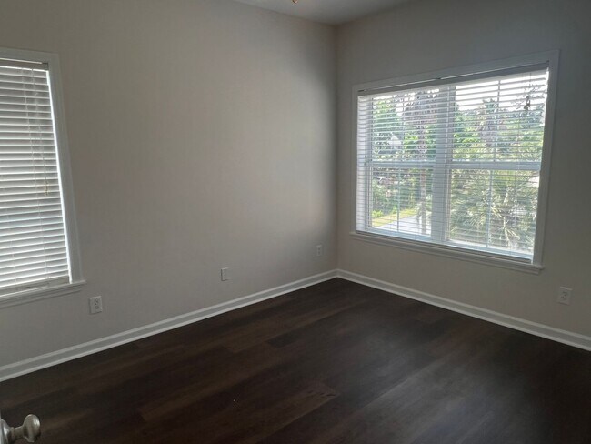 Building Photo - Beautiful Home, Mid-Island in Yacht Cove!