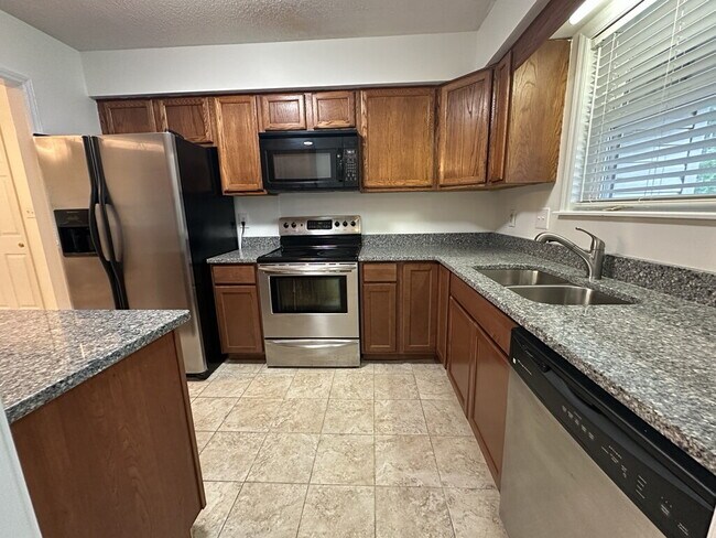 Building Photo - 409 Maplehurst Dr