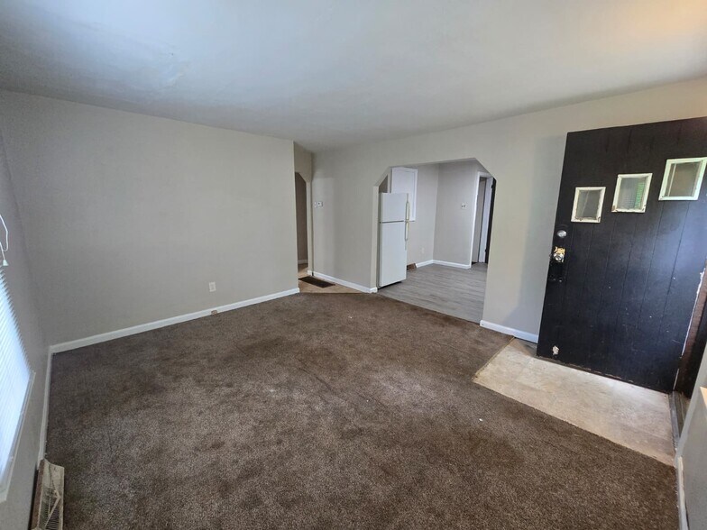 Building Photo - 9701 Green Valley Dr