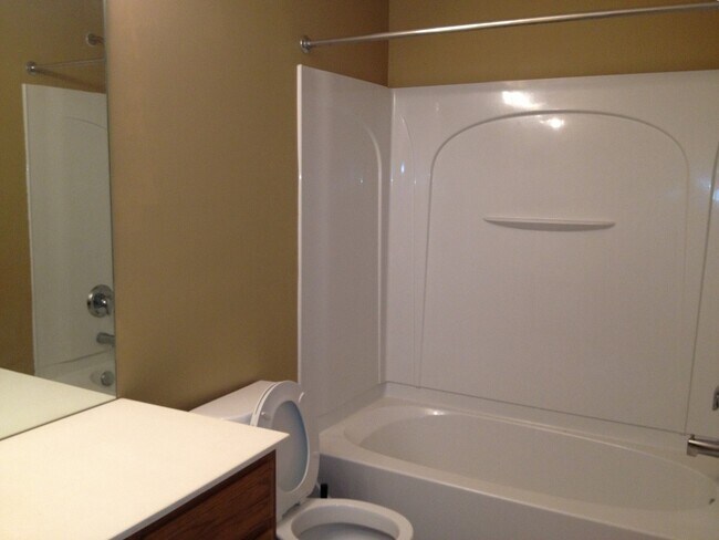 Building Photo - Great location *3bd*2.5Bth End Unit Townhome Avail July 1 2026