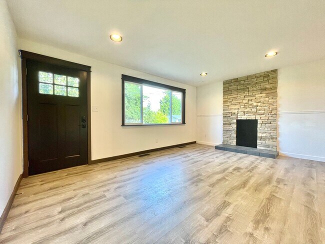 Building Photo - 17606 33rd Pl W