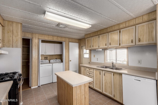 Building Photo - 8421 E Main St