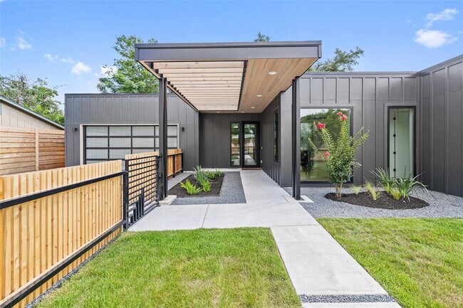 Building Photo - 2305 Southern Oaks Dr