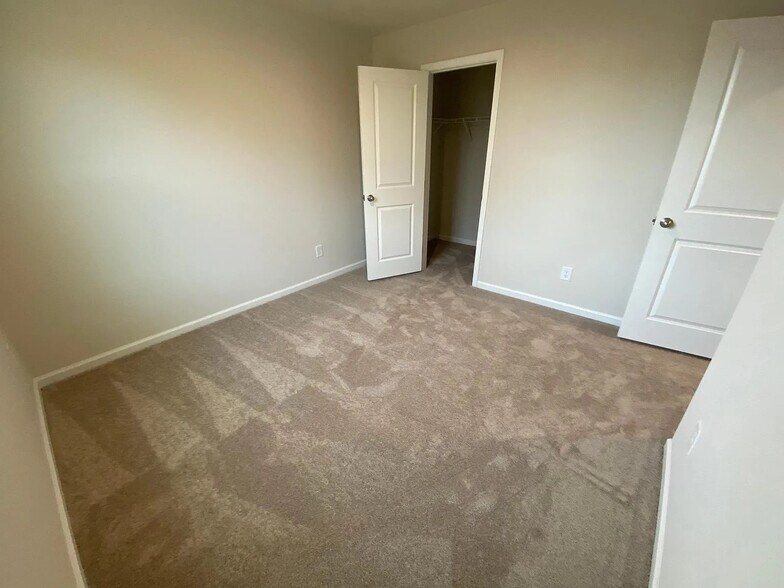 Building Photo - Room in House on Bark Way