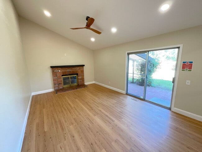 Building Photo - 4 Bedroom Home Available Near E Cheyenne M...