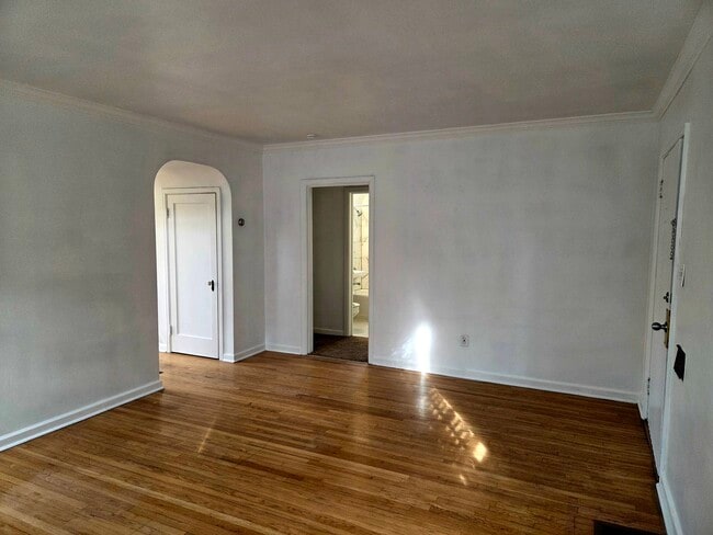 Building Photo - 2528 Beverly St E