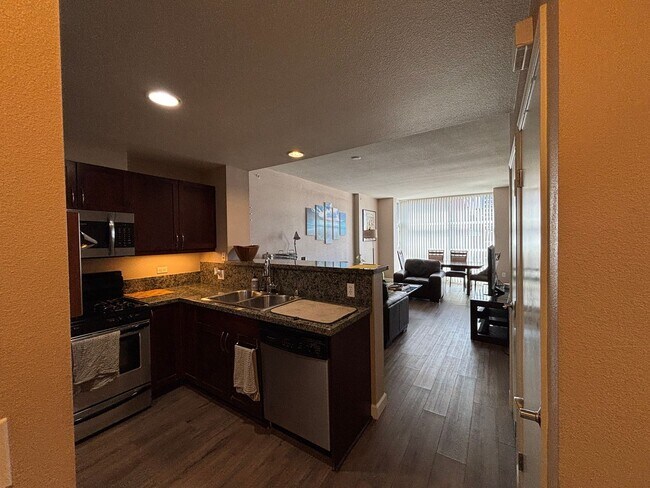 Building Photo - Modern Downtown Condo with Balcony, Pool, ...