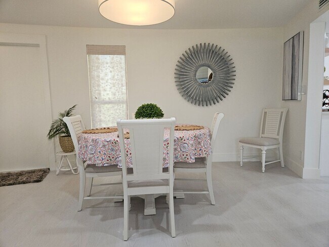 Building Photo - MODERN  SEASONAL VACATION CONDO