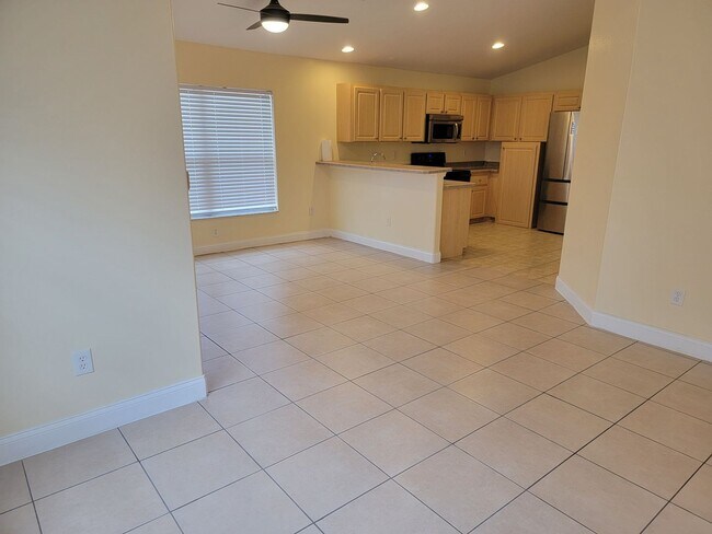 Building Photo - AVAILABLE IMMEDIATELY! Port Orange 3/2 Spr...