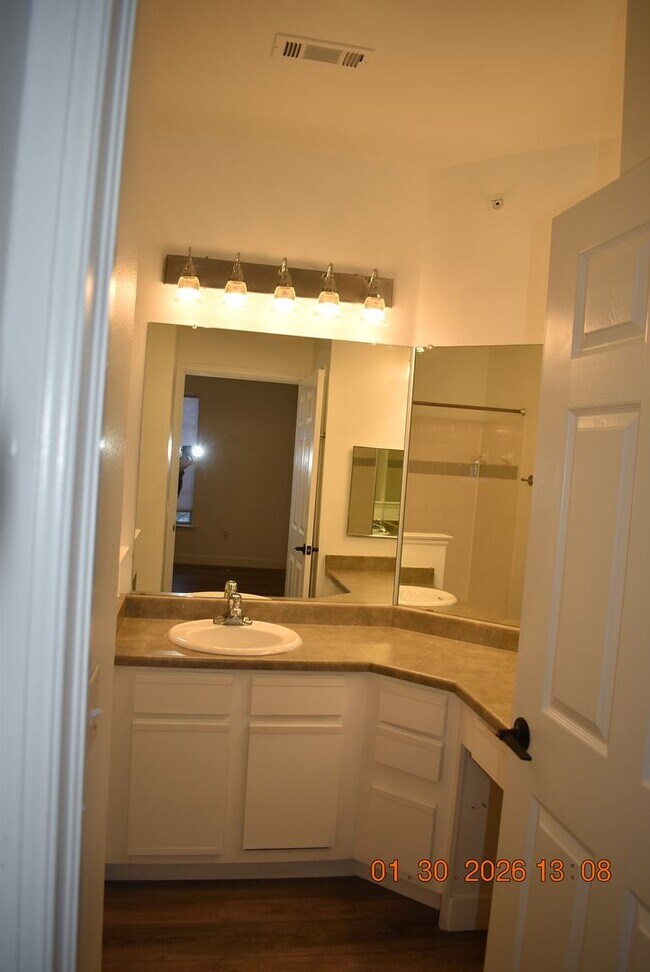 Building Photo - Beautiful Ground Floor Condo in Falling Water Condominiums!!