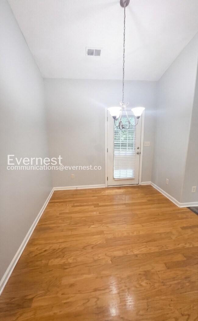 Building Photo - Limited Time Special Offer / 4 Bed, 2 Bath Home with Garage / Pet-Friendly / Available Now!