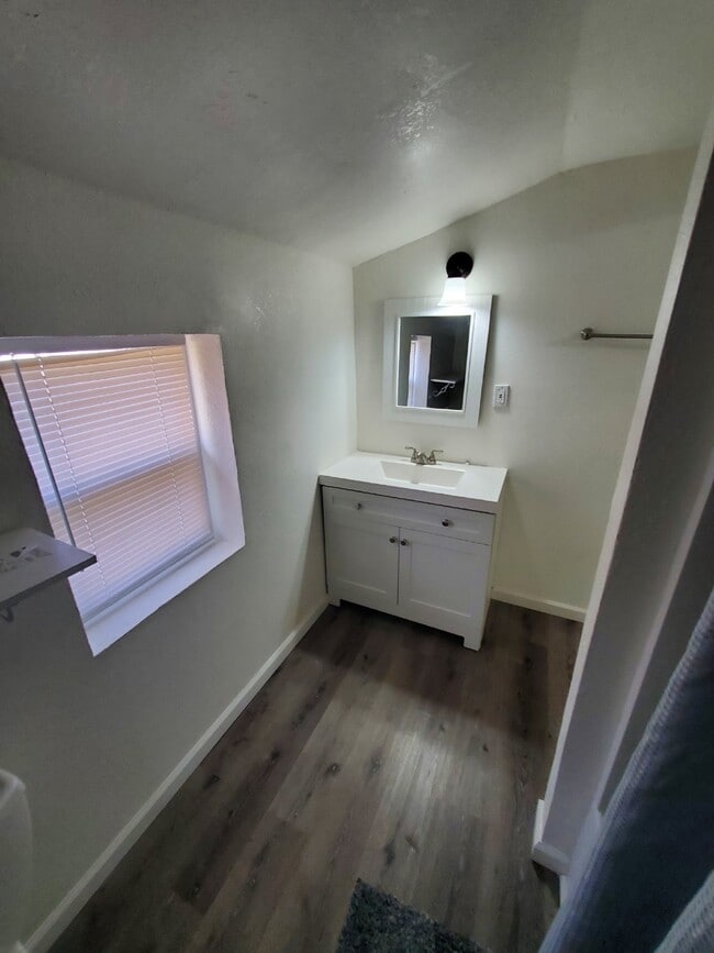 Building Photo - 2 Bedroom on Powell Ave