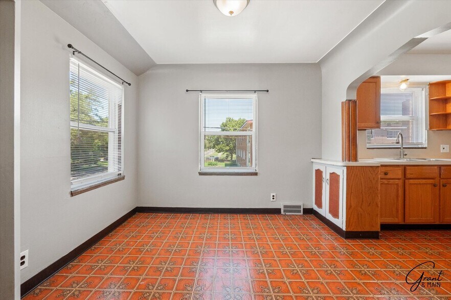 Building Photo - 5074/5076 Chalmers - Alejandro Soto