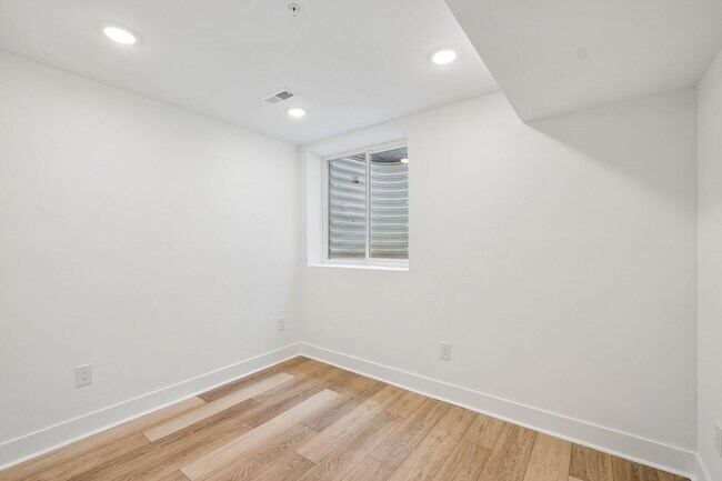 Building Photo - 1518 N Darien St