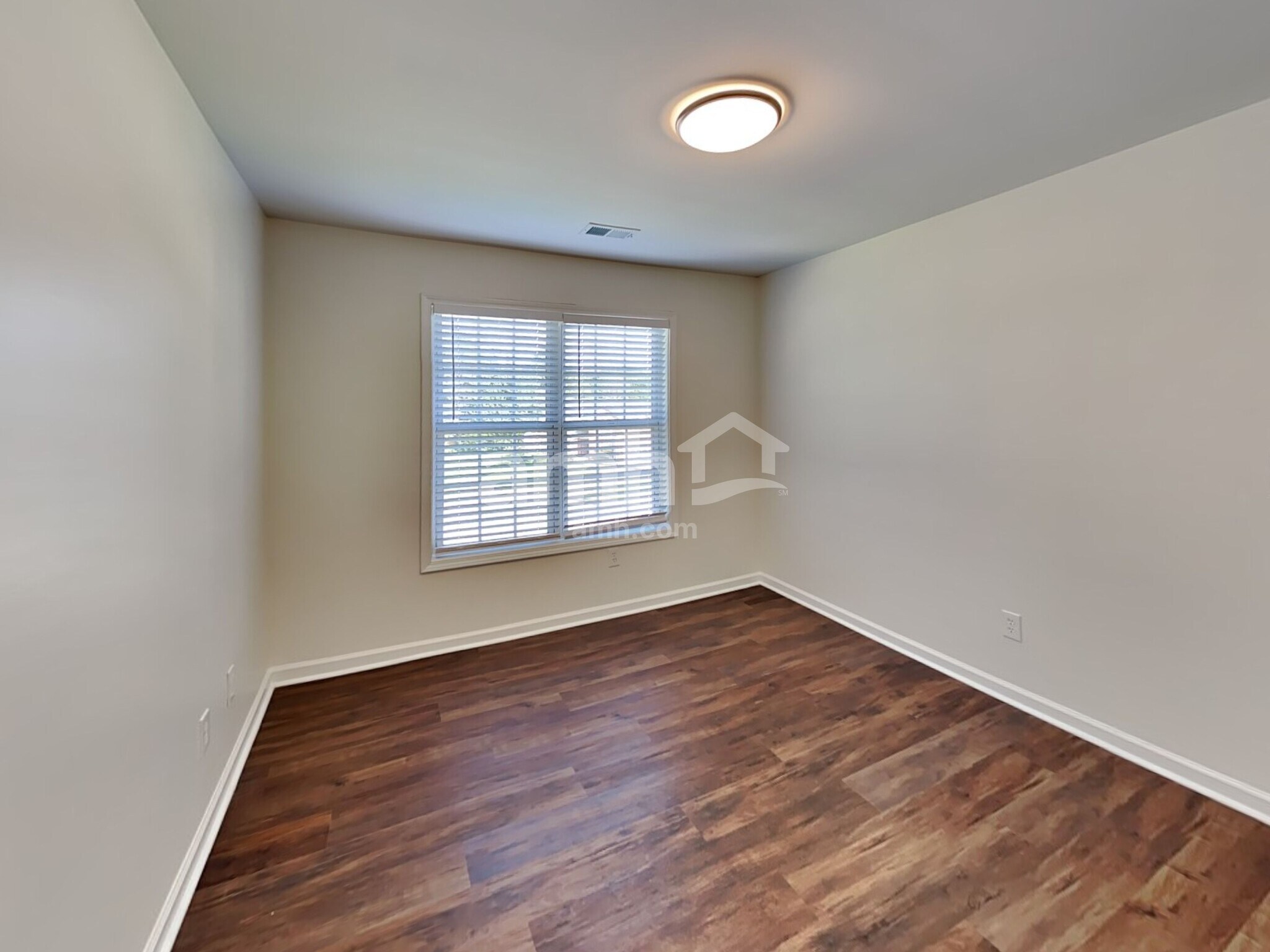 Building Photo - 952 Waldwick Dr