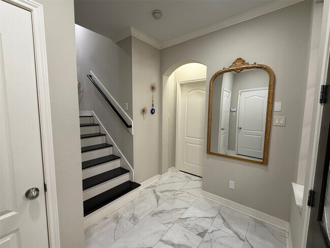 Building Photo - 6222 Skyline Dr