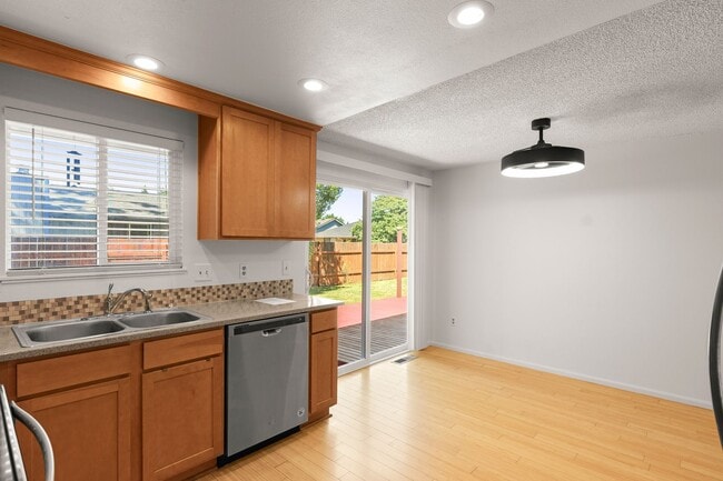 Building Photo - Updated 3Bed/2Bath single story ranch