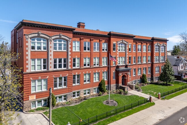 Primary Photo - 722 W Delavan Ave