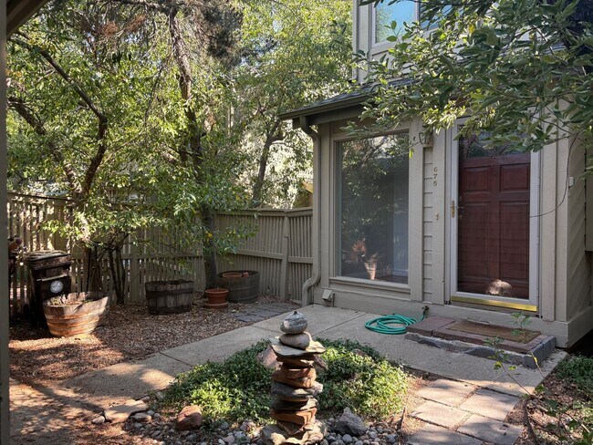 Building Photo - 4 Bed 3.5 Bath Wonderland Hill Townhouse