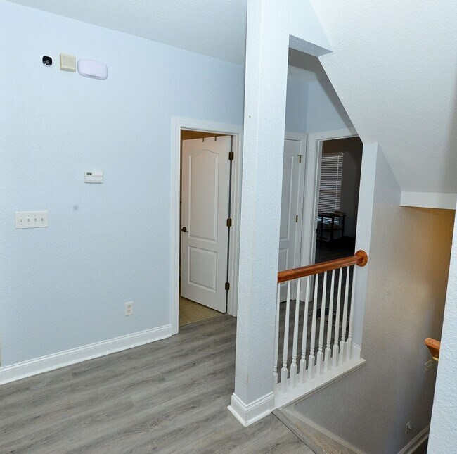 Building Photo - Beautiful Townhome/condo