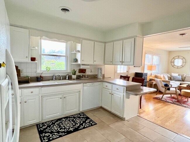 Building Photo - 3BD/ 2BA Brick Ranch in Lakeview Smith Terrace! Gorgeous Private Back Yard! Available NOW!