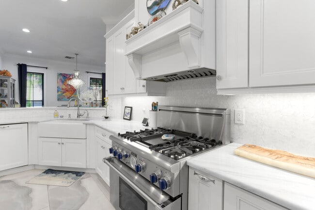 Building Photo - 1020 Miramar Dr