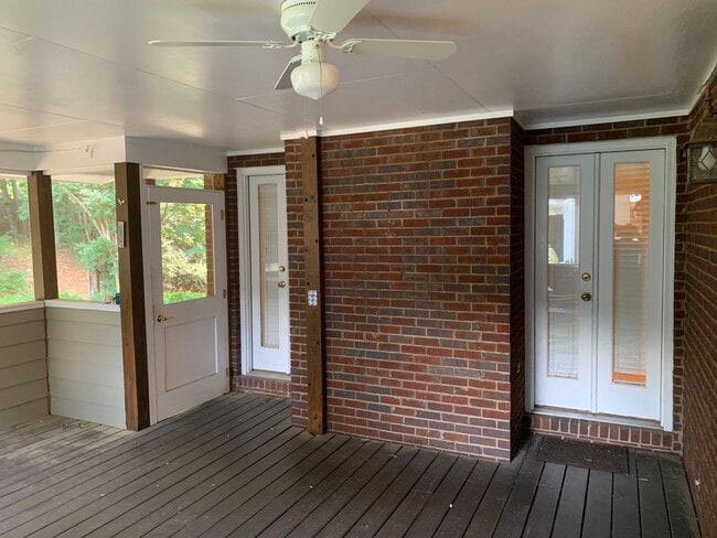 Building Photo - Spacious Townhome close to downtown Auburn...
