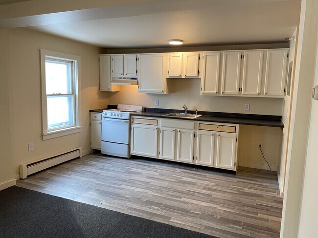 Building Photo - 1 Bedroom Apartment on the Vibrant Winooski Circle Available NOW!