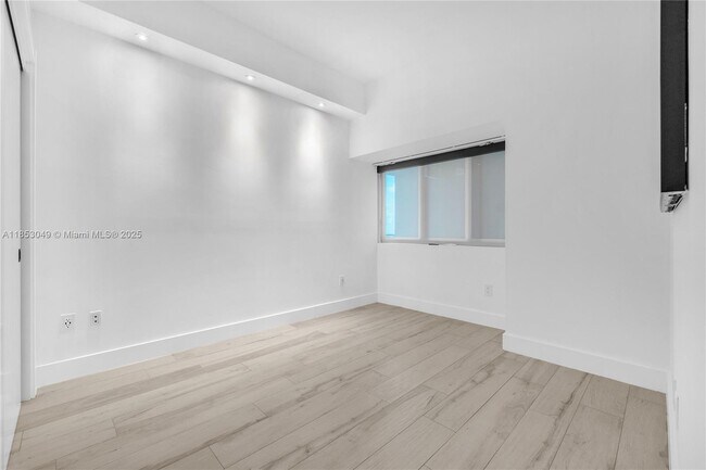 Building Photo - 480 NE 31st St