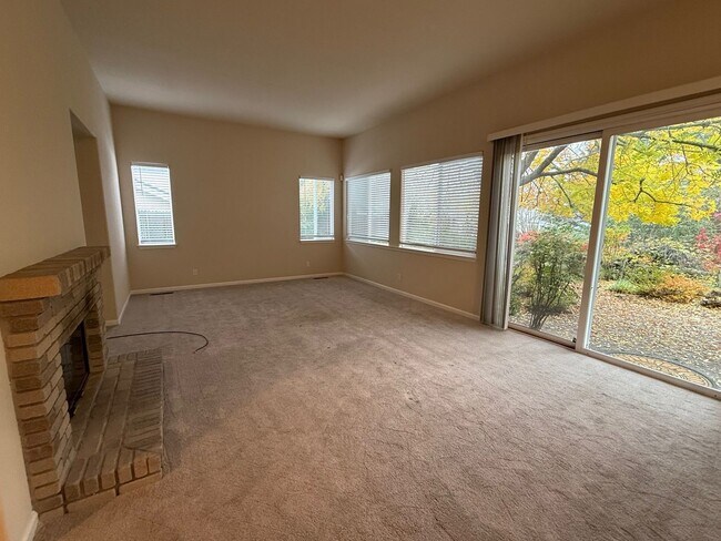 Building Photo - ** Move In Special, $1,000.00 Off First Month's Rent! ** Spacious 4 Bedroom Home for Rent in Desi...