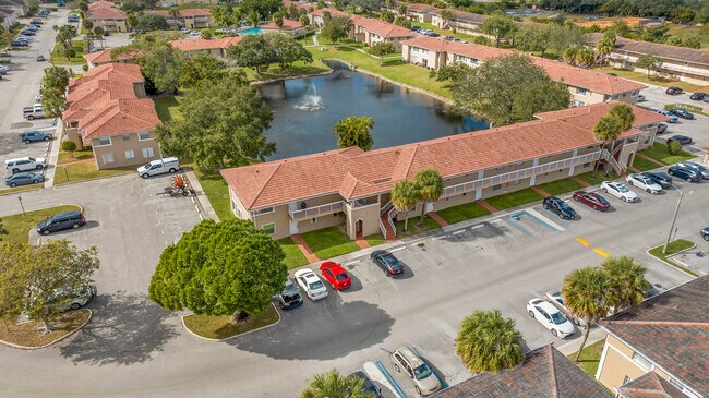 Building Photo - 906 Twin Lakes Dr