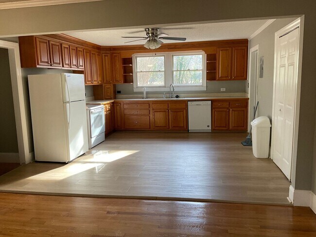 Building Photo - The Perfect 4 Bedroom!!!!